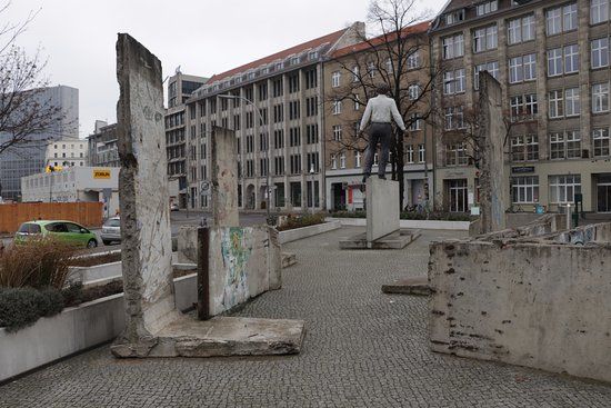 Balanceakt Sculpture